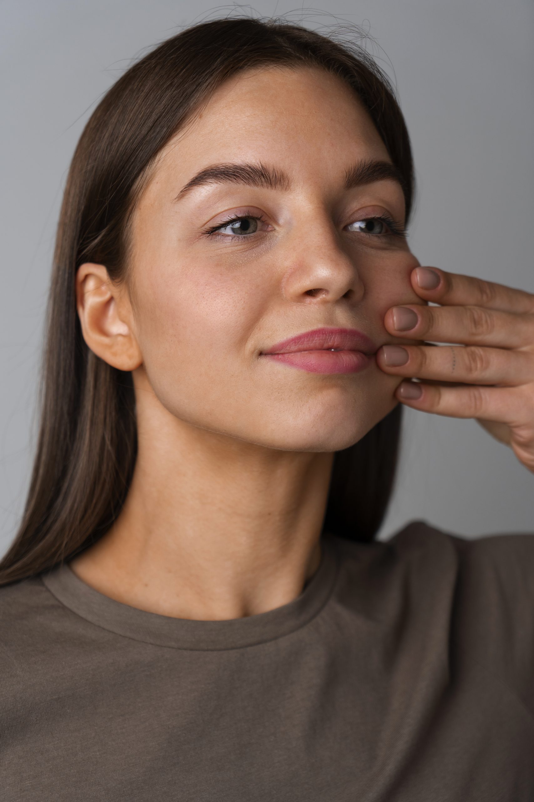 retrato de mujer tratando de masaje facial de yoga para mantenerse joven 1 scaled